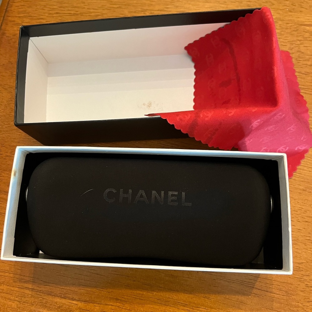 CHANEL Tortoise Shell Sunglasses - Picture 7 of 8